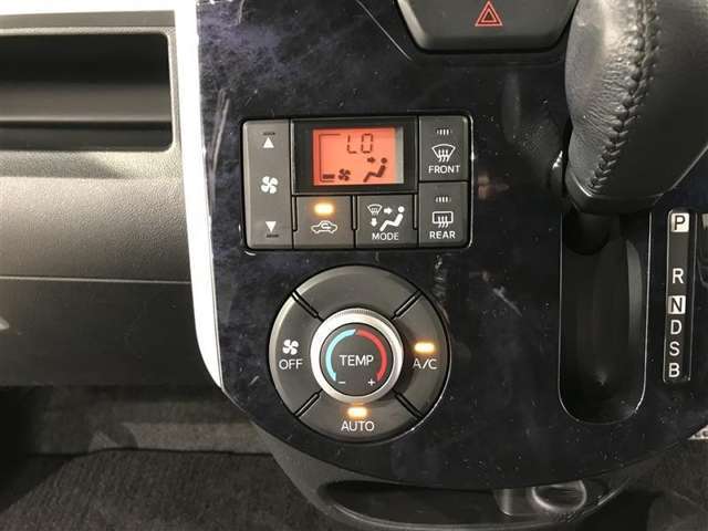 左右独立温度コントロールフルオートエアコンです。運転席、助手席それぞれで独立して温度設定ができます。冷え性の方が乗っても安心ですね♪