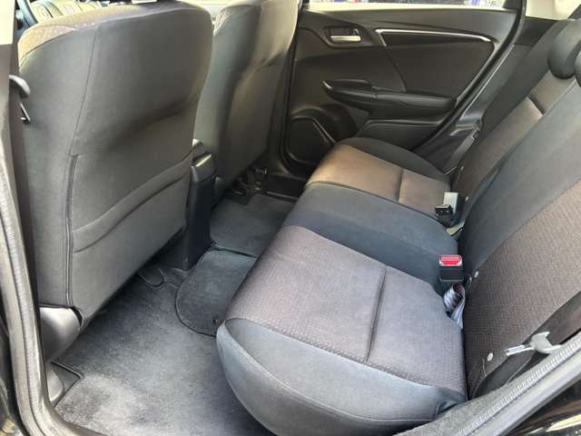 2列目シートは大人の方が乗っても十分に広い座席になっています♪必要に応じて折りたためば収納スペースを広げることも出来ます♪人数や荷物の多さに合わせて自由自在に使い分けする事が出来ます♪