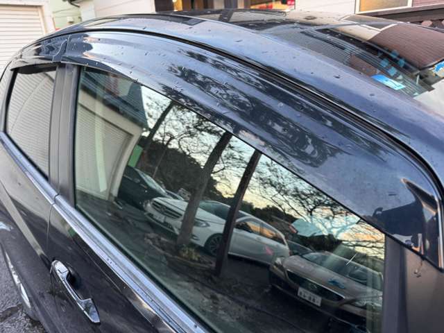 サイドドアバイザーが装備されておりますので悪天候時などの日も室内の空気の入れ替えを行う事が出来ます♪ご契約からご納車までスピーディーにご対応させて頂いております♪