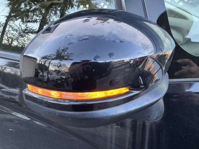 ミラーウィンカーがついておりますのでドレスアップ効果はもちろんの事、対向車からの視認性を向上させる役割もございます♪右折・左折する際に歩行者などにも見え危険を知らせることができ安全性も高くなりますね♪