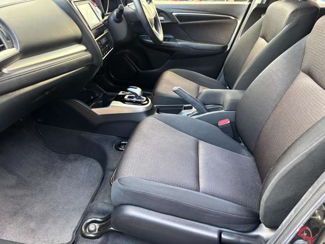 ホールド感のあるシートになりますので座り心地も肌触りも良く長時間座っていても疲れにくいシートです♪サイドの窓も視界が広く見晴らしが良いので、ドライブ中にも外の景色を存分に楽しめます♪