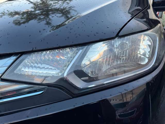 曇りやキズの少ないヘッドライトになっております♪視認性も良く夜道を明るく照らしてくれますね♪