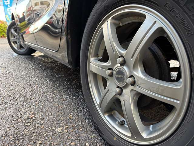 ボディとマッチした社外アルミ装着車となっております♪ガリキズやブレーキダスト等の汚れも少なくキレイな状態です♪車は足元からと言葉がピッタリな車両です♪夏・冬タイヤのご相談もお気軽にお申し付けください♪