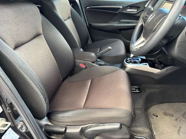 運転席の足元は広々としており、座席は大きく前後にスライド出来るので自分に合ったポジションで運転する事が出来ます♪アクセルやブレーキにクセもなくとても運転のしやすい車両です♪