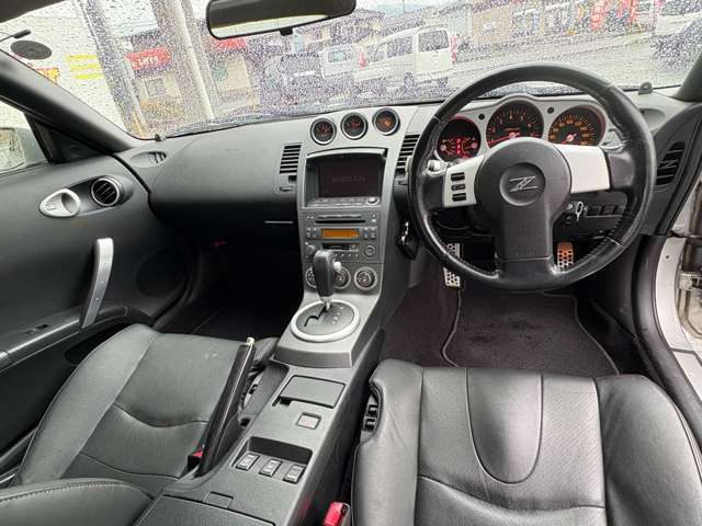 運転廻りの画像です！操作スイッチ類もキレイな状態です。専門スタッフが内外装を清掃・きめ細かい箇所までクリーニングしています。