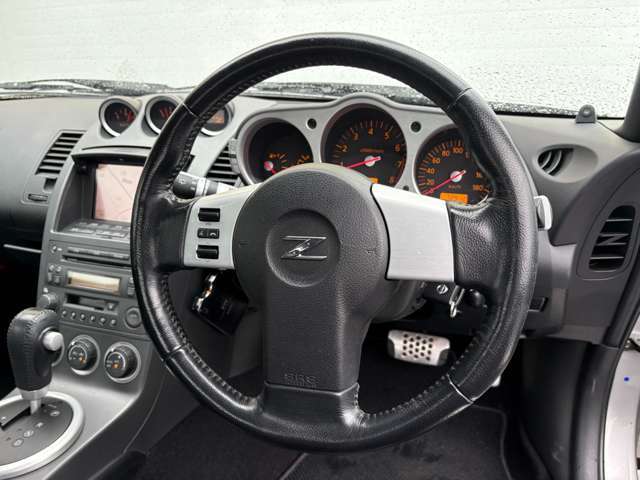 【純正革巻きステアリング】上質な革を使用することで、手にしっかり馴染みとても運転しやすいハンドルです♪