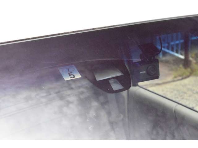 【衝突被害軽減装置】前方の車両や歩行者と衝突する可能性がある場合に作動し、自動的に停止又は減速することにより衝突回避や衝突被害の軽減ができるので安心です。