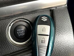 【キーレススタートシステム】カバンやポケットに入れたままでもドアの施錠・解錠が可能なスマートキーを装備。エンジンのオン・オフ時もカギを取り出す必要が無いからとっても便利です♪