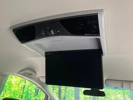 【フリップダウンモニター】大画面モニターで後席でもエンタメをお楽しみいただけます。小さなお子様にも大人気の装備です♪