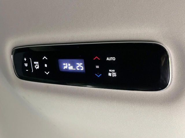 【リアオートエアコン】広い後部座席には必須の機能！風量や温度を自動で調整し前席と同様な車内環境にしてくれるリアオートエアコンを装備。夏の暑さも冬の寒さもストレスなく快適にお過ごしいただけます♪