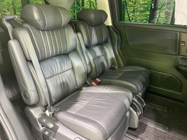 後部座席も気になるようなキズ・汚れやへたり等、大きなダメージはなく、良好な状態です。