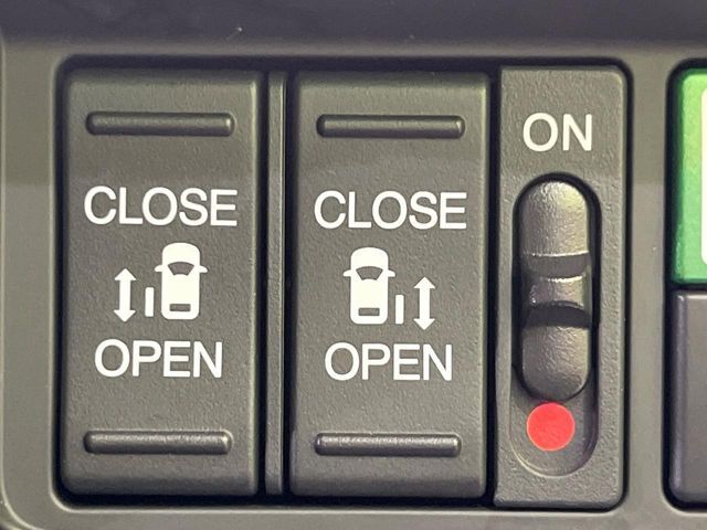 【両側パワースライドドア】スマートキーや運転席のスイッチで後席両側スライドドアの開閉が可能♪電動だから力を入れてドアを開ける必要が無く、小さなお子様でも簡単に開け閉めでき快適です♪