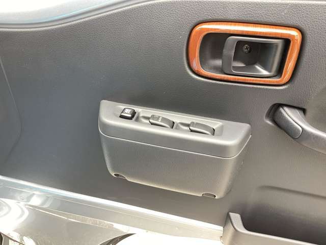 パワーウィンドウ付きです☆商用車なのに珍しいです☆