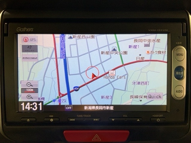 ダッシュボードに自然に溶け込むようにデザインされた純正メモリーナビゲーション。