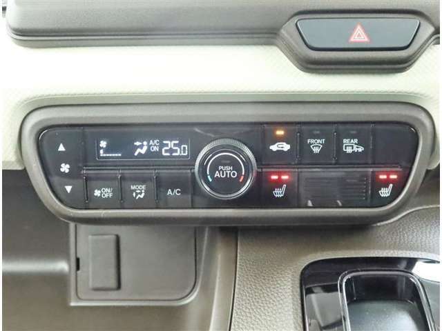オートエアコンを装備しておりますので、四季を通じて車内を快適な温度に保つことが出来ます！高級感が有りますね！
