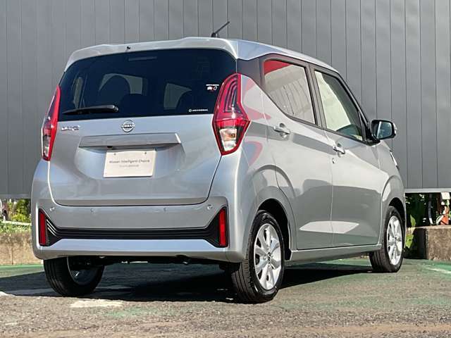 納車前にはしっかりと点検整備を実施しまして、エンジンオイル・オイルエレメント・エアーエレメント・ファンベルト・【前後ブレーキパッド】・エアコンフィルター・前後ワイパーゴムなどの消耗部品を新品交換します
