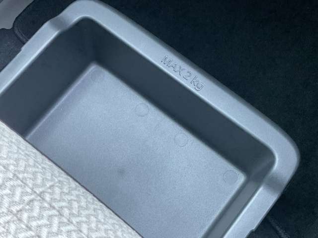 助手席下にアンダーボックス装備しています。