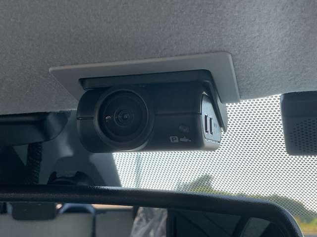 車内から後方を映すリア専用ドライブレコーダーも搭載されていますので万が一の時は安心ですね。