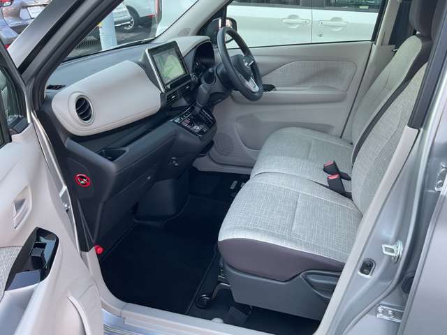 フロントシートにはセンターアームレスト付き、長時間の運転でも楽々で快適♪
