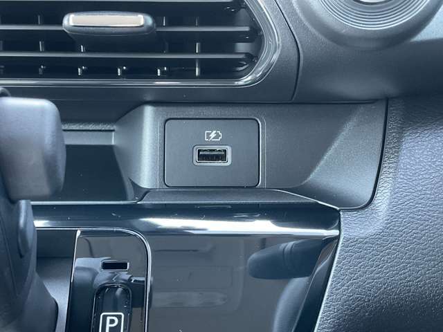 USBポートはお出かけの時はもちろん万が一の災害の時に携帯電話など充電可能。