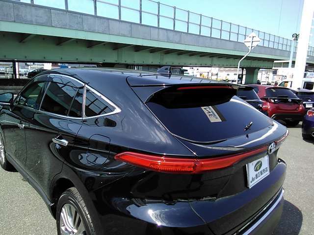 プライバシーガラスは外の目から荷物を守ってくれるだけでなく、断熱効果も期待できます。
