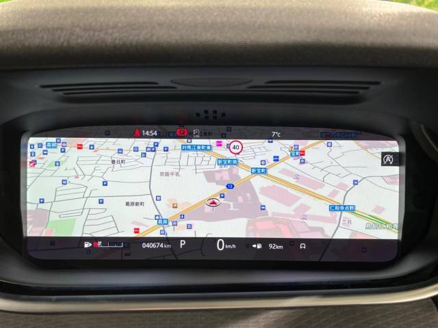 バーチャルインストゥルメントパネル『フルスクリーンの3Dマップや安全装置の機能の表示が行えます。』レンジローバーイヴォークのドライビングの喜びを一層高める機能です。