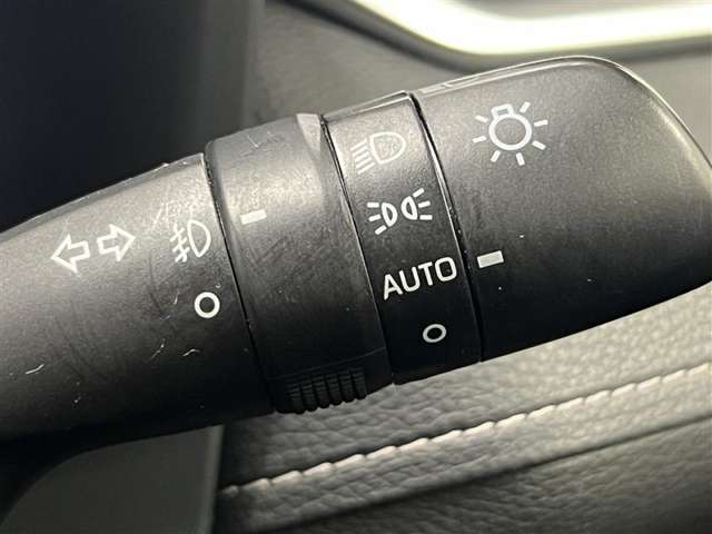 AUTOの位置にセットしておくと、暗くなったら自動でライトの点灯をサポートしてくれます！高速道路でのトンネル通過時など便利です！