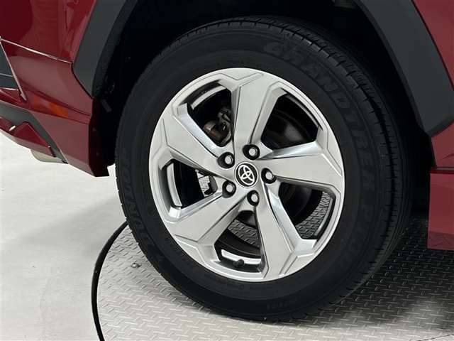 タイヤサイズは225/60R16！純正アルミホイールにキズあり。納車前の点検時にタイヤ交換させていただきます！