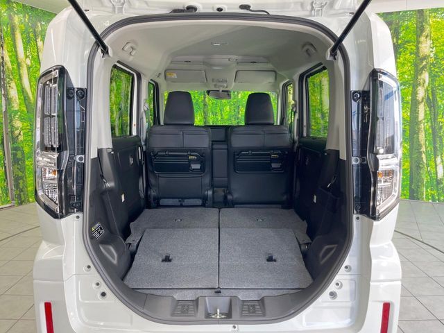 後席を格納すると、これだけの広さが！シーンに合わせたシートアレンジで、大きな荷物も積むことが出来ます♪