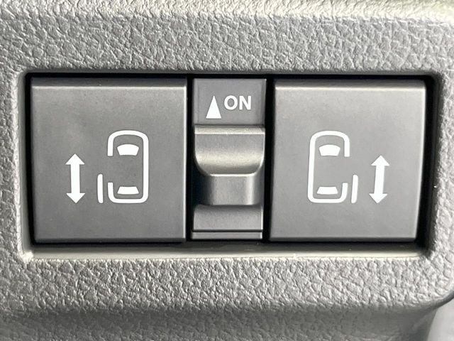 【両側パワースライドドア】スマートキーや運転席のスイッチで後席両側スライドドアの開閉が可能♪電動だから力を入れてドアを開ける必要が無く、小さなお子様でも簡単に開け閉めでき快適です♪