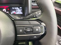 【アダプティブクルーズコントロール】高速道路での長距離走行が楽に！！自動で速度を保つクルーズコントロールが、衝突軽減システムと連携し、前方の車両を感知して車間を保つように速度調節してくれます！！