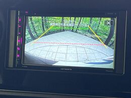 【バックカメラ】駐車時に後方がリアルタイム映像で確認できます。大型商業施設や立体駐車場での駐車時や、夜間のバック時に大活躍！運転スキルに関わらず、今や必須となった装備のひとつです！