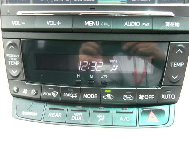 【エアコン】エアコンはオートエアコンとなっておりますので、あらかじめ好みの温度に設定しておけば自動的に風量を調節してくれます。自分でいちいち調節する手間が省けますね。