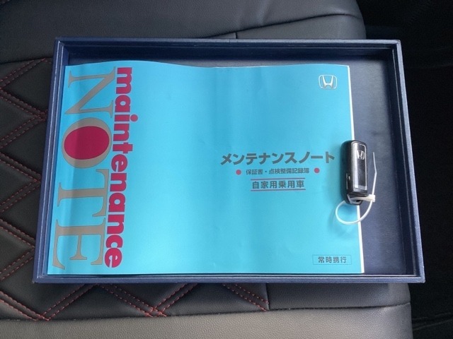 メンテナンスノート【点検整備記録簿・保証書】、取説も揃ってます。スマートキーはバッグなどにしまったままボタン操作でエンジンの始動・停止ができて大変便利です。