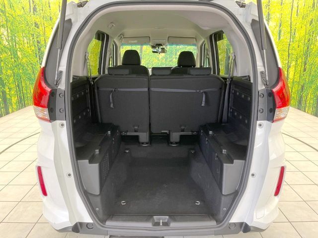 普段のお買い物や通勤、送迎等に十分な荷室スペースを確保しております。セカンドシートを倒すと、大きな荷物の積載も可能です♪