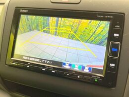 【バックカメラ】駐車時に後方がリアルタイム映像で確認できます。大型商業施設や立体駐車場での駐車時や、夜間のバック時に大活躍！運転スキルに関わらず、今や必須となった装備のひとつです！