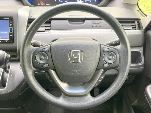 インテリアに合わせたデザインのステアリングは、運転される方のことも考え、運転しやすい形状、大きさです。是非一度、実際に触ってお確かめください。