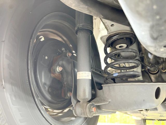 お車を安心してお乗りいただく為には、足回りの定期点検が欠かせません。サービスサポート（有償保証）では無料点検もご提供しており、安心のカーライフをお過ごしいただけるサポート体制が整っています。