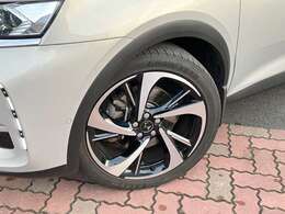 純正のアルミホイールが付いています。ホイールに若干の傷がありますのでご来店時ご確認ください