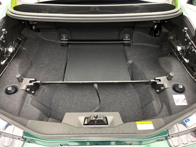 積み下ろしのしやすいデッキにはたっぷりと荷物を積み込んでいただけます。遊びから仕事まで、様々なシーンで頼れます♪