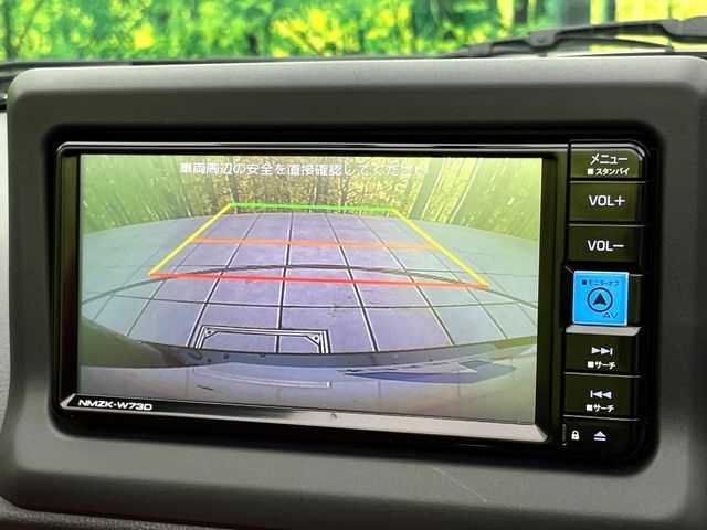 【バックカメラ】駐車時に後方がリアルタイム映像で確認できます。大型商業施設や立体駐車場での駐車時や、夜間のバック時に大活躍！運転スキルに関わらず、今や必須となった装備のひとつです！