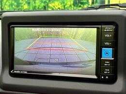 【バックカメラ】駐車時に後方がリアルタイム映像で確認できます。大型商業施設や立体駐車場での駐車時や、夜間のバック時に大活躍！運転スキルに関わらず、今や必須となった装備のひとつです！