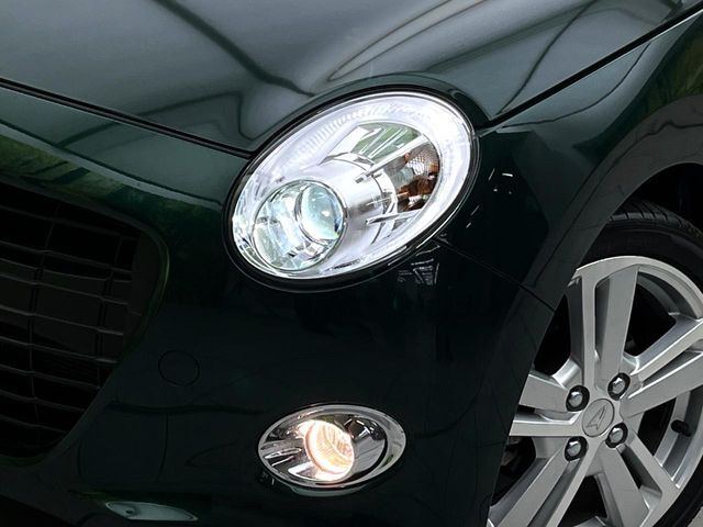 【LEDヘッドライト】悪天候や夜間走行時も良好な視界を確保し安心して運転できる高輝度LEDヘッドライトを装備！点灯速度が早く、消費電力も抑えられています。