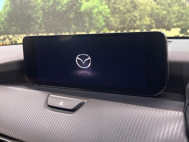 【10.25インチマツダコネクト】車内の雰囲気にマッチした大型ディスプレイ。スマホ接続でのナビ使用やBluetooth再生等、様々な機能が楽しめます。直感的なダイヤル操作が可能で、使い勝手も良好です。