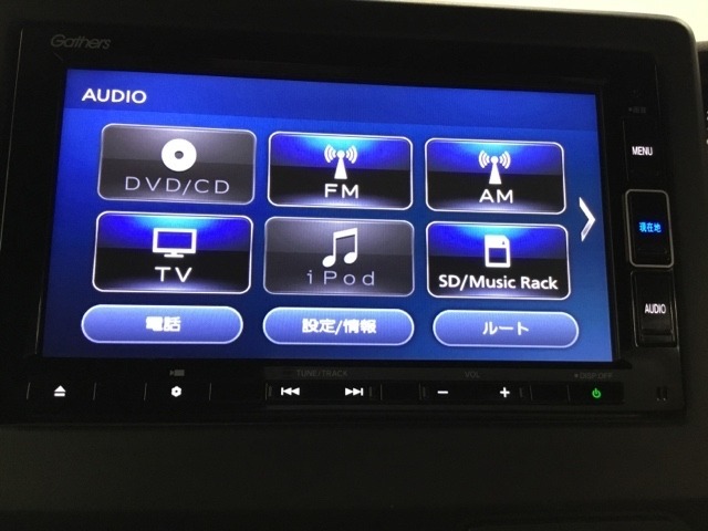 メモリーナビにフルセグTV機能あり。　ドライブや旅行に欠かせない装備です。