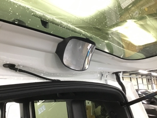 後方視角支援ミラー装備。テールゲートの内側に装着されているミラーにより、車両後方付近を見ることができます。