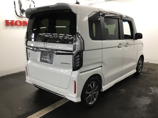テールゲートスポイラーがスポーティさを強調します。