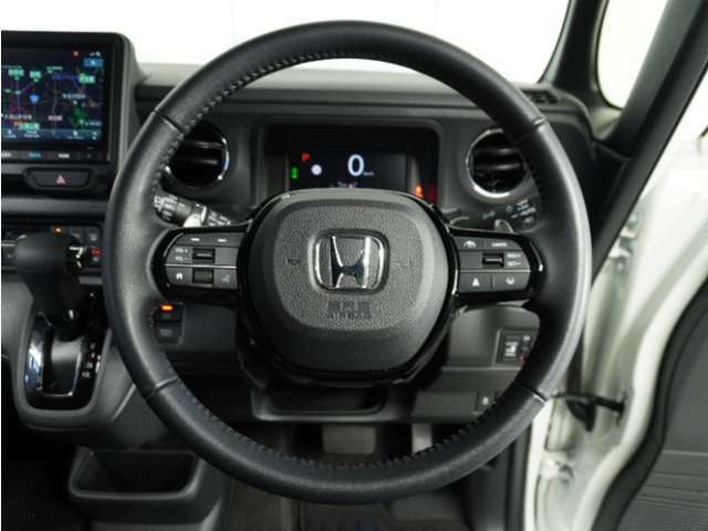 【Honda SENSING】 カメラ等装置で精度の高い検知能力を発揮、安全運転を支援します。ステアリング上のコントローラーに注目！