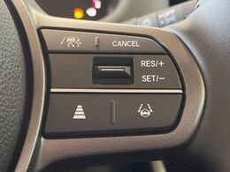 【アダプティブクルーズコントロール】高速道路での長距離走行が楽に！！自動で速度を保つクルーズコントロールが、衝突軽減システムと連携し、前方の車両を感知して車間を保つように速度調節してくれます！！