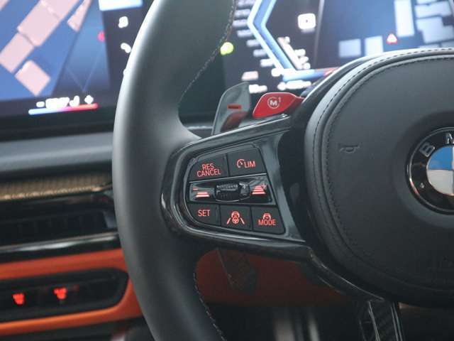ドライバーが任意で設定した速度をベースに、先行車との車間距離を維持しながら自動で加減速を行い高速走行をサポート。車両停止や再加速も自動で行います